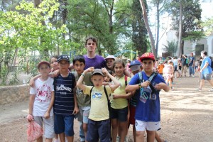 Algunos niños en la excursión al lago